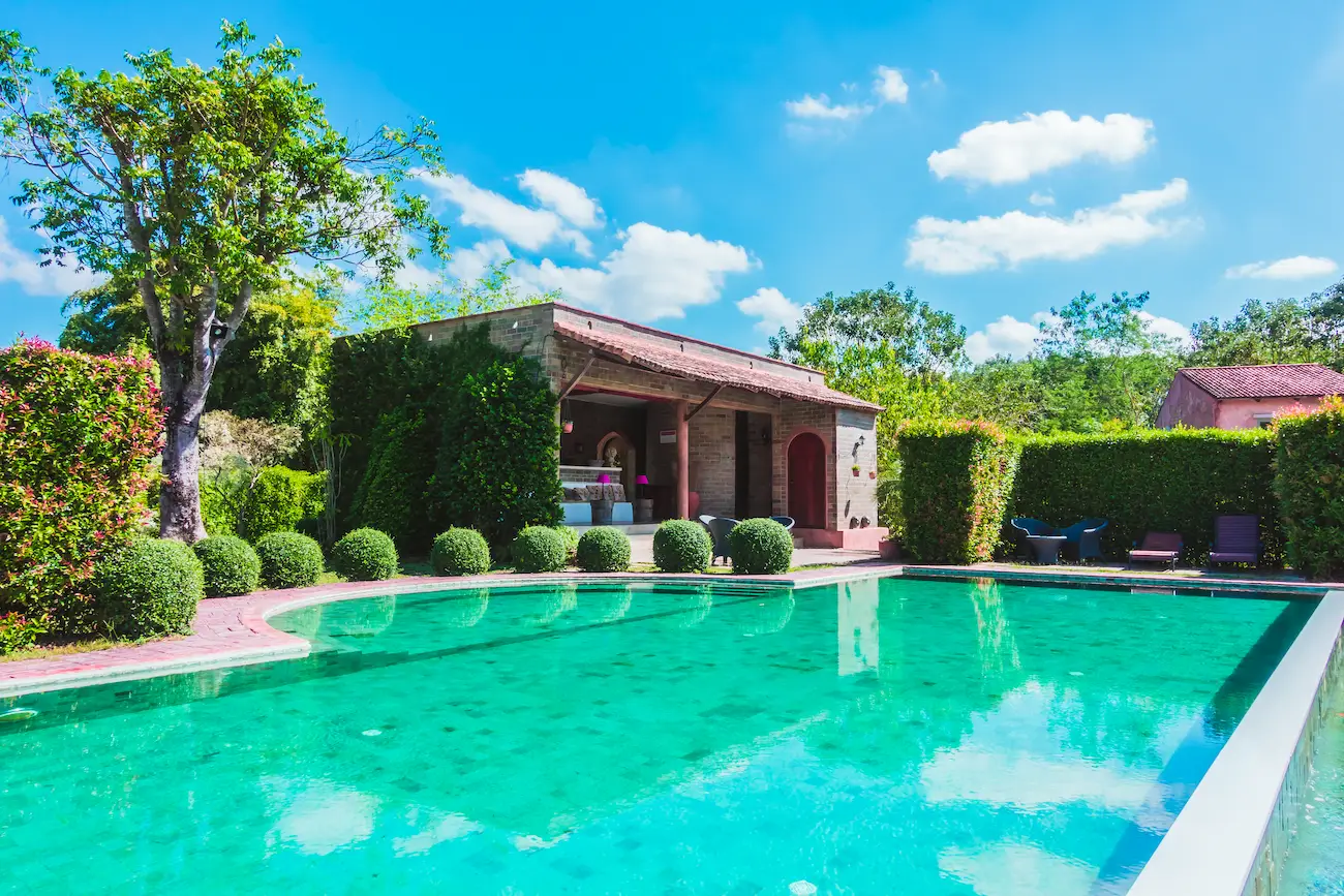 Piscine _extérieure_ tropicale